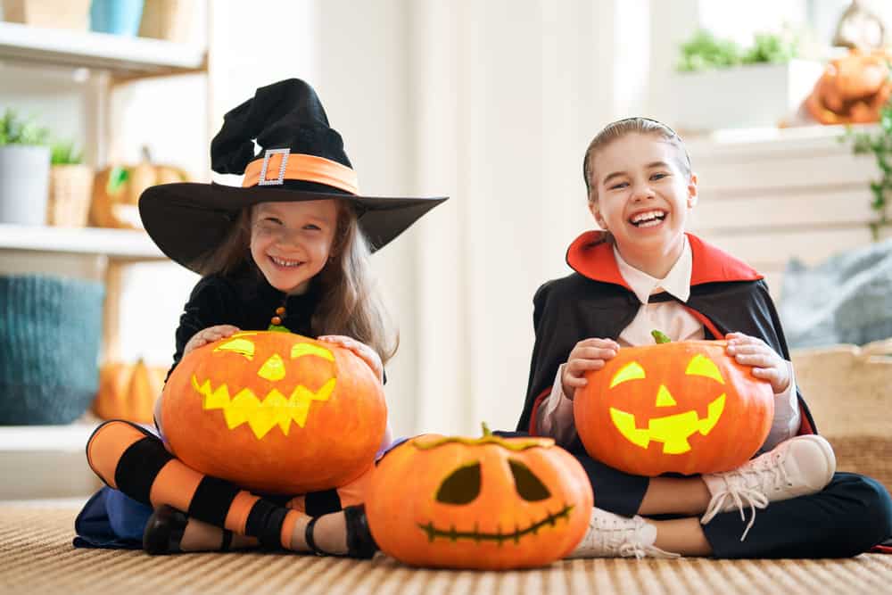 kids with carving pumpkin